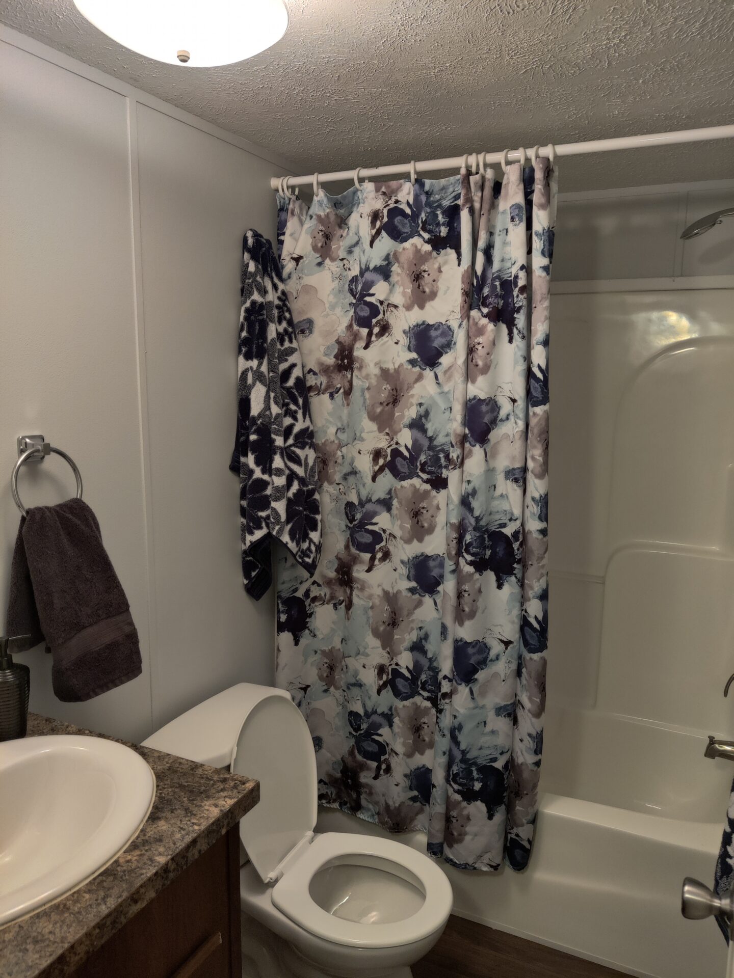 Spacious full bathroom | Mobile Home in Clinton Township MI