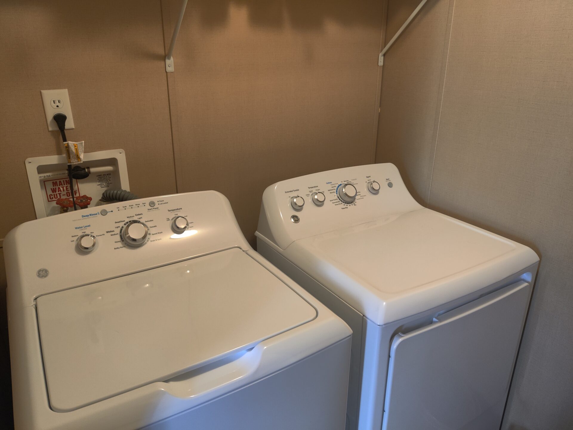 Washing machine and drying machine of single wide manufactured home for sale in Clinton Township | Used Mobile Home for Sale Michigan