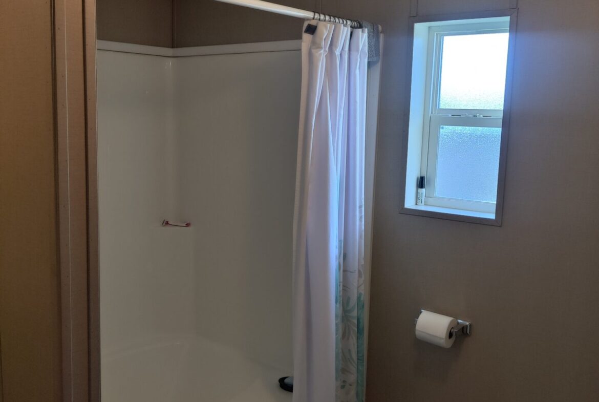 Full bathroom | Mobile Home in Clinton Township MI