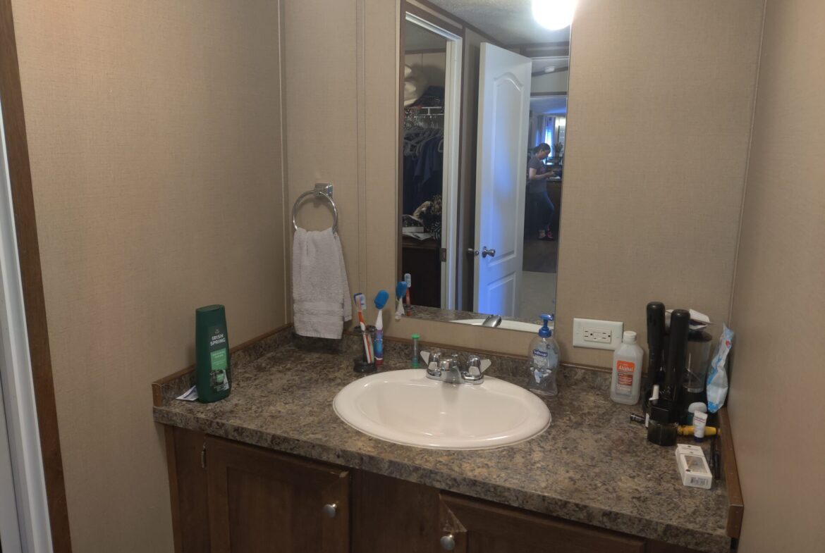 Spacious full bathroom | Mobile Home in Clinton Township MI