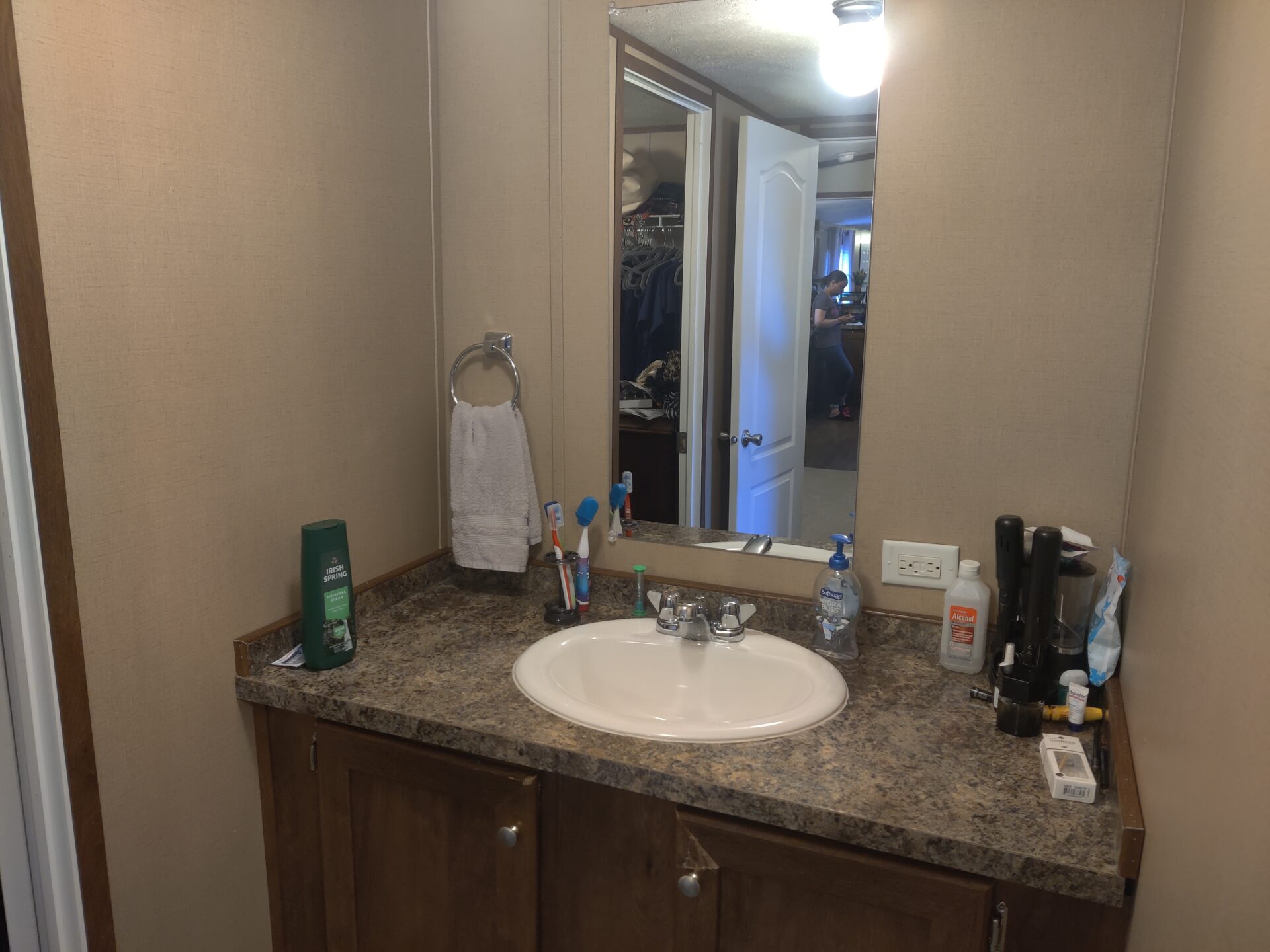 Spacious full bathroom | Mobile Home in Clinton Township MI